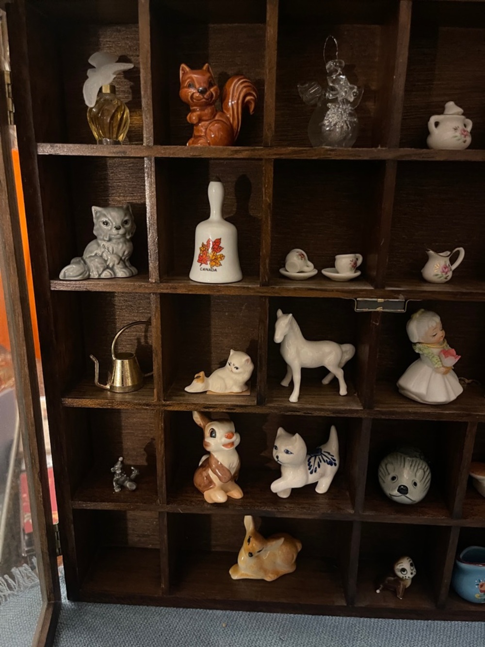 Vintage My Collection By Enesco Wooden Miniature Display Cabinet & 27 pieces - Picture 3 of 9